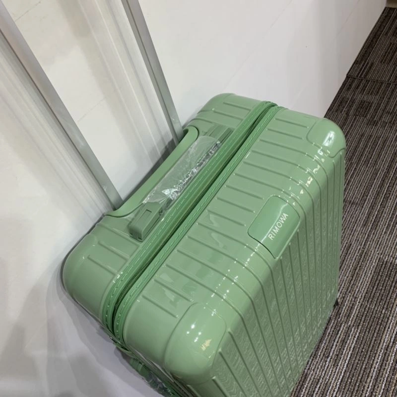 Versatile Rimowa Suitcase 69346