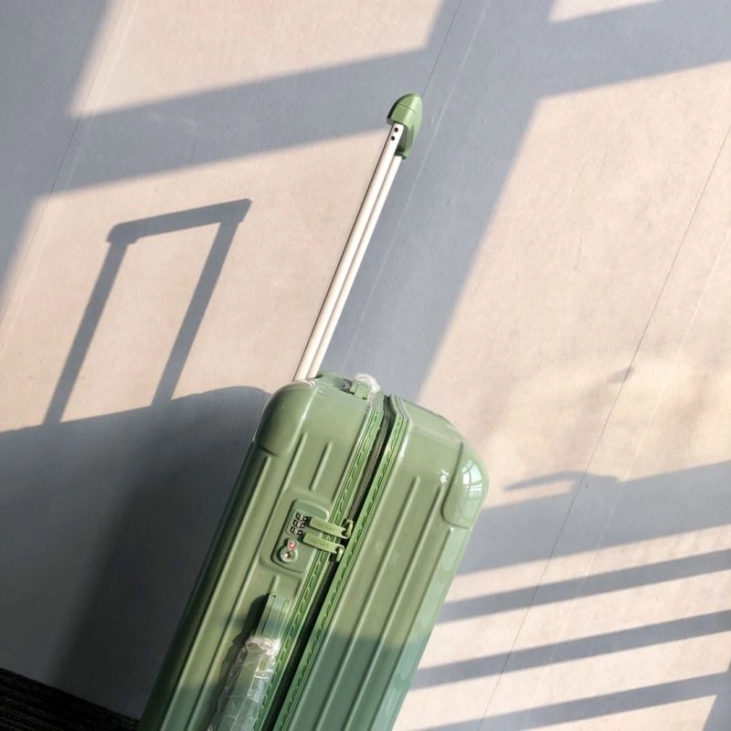 Versatile Rimowa Suitcase 69346