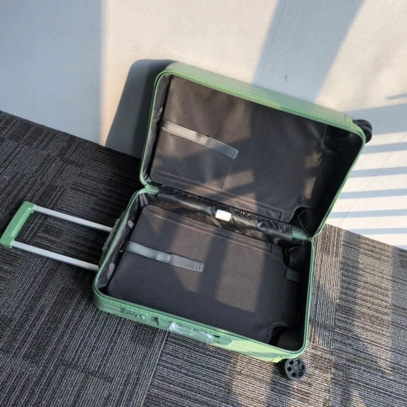 Versatile Rimowa Suitcase 69346