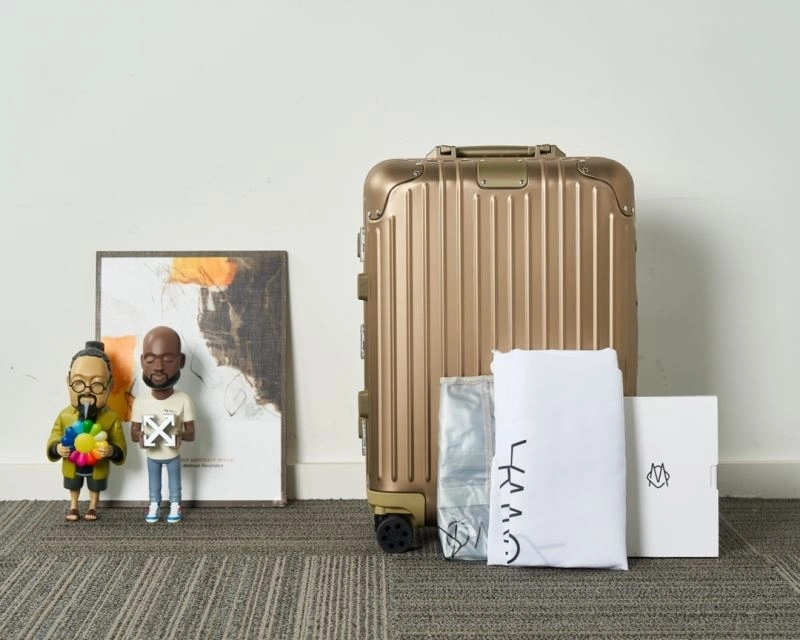 Minimalist Rimowa Suitcase 69376
