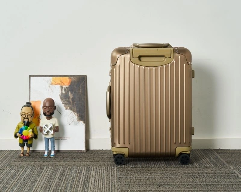 Minimalist Rimowa Suitcase 69376