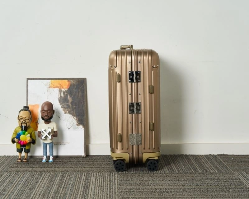Minimalist Rimowa Suitcase 69376