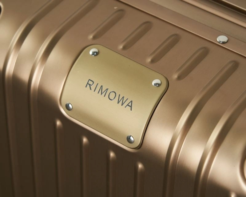 Minimalist Rimowa Suitcase 69376