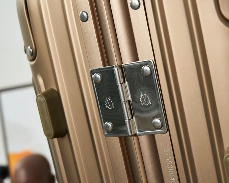 Minimalist Rimowa Suitcase 69376