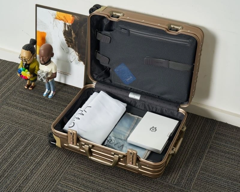 Minimalist Rimowa Suitcase 69376