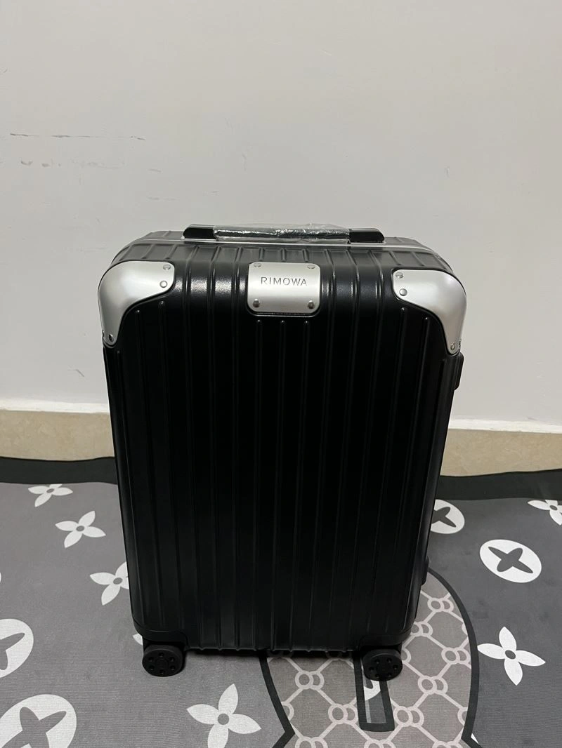 Neat Rimowa Suitcase 69321