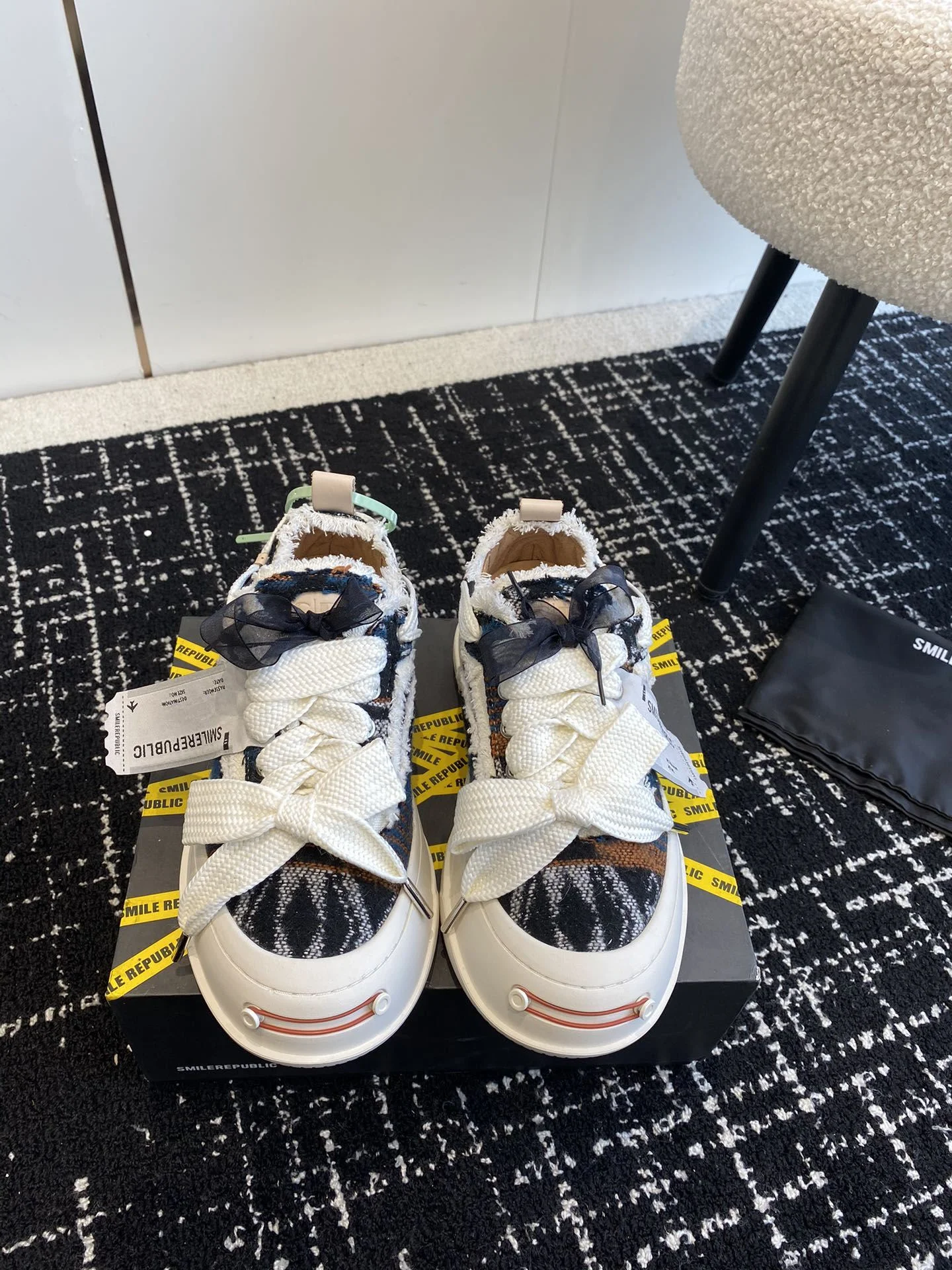 SportInspired Smilerepublic Shoes 7256