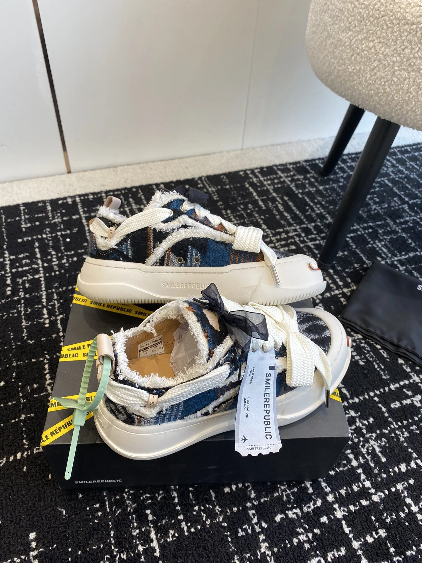 SportInspired Smilerepublic Shoes 7256