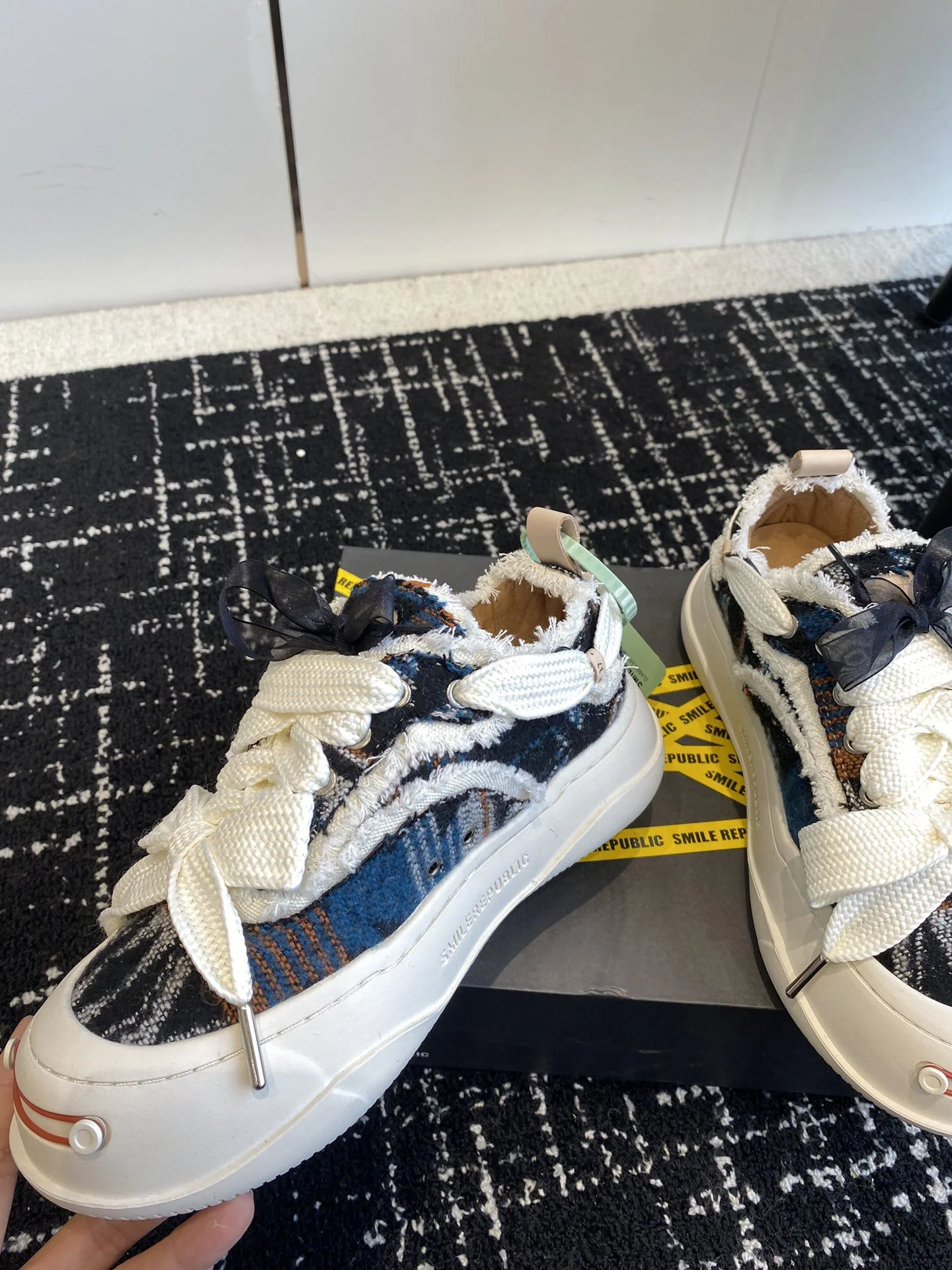 SportInspired Smilerepublic Shoes 7256