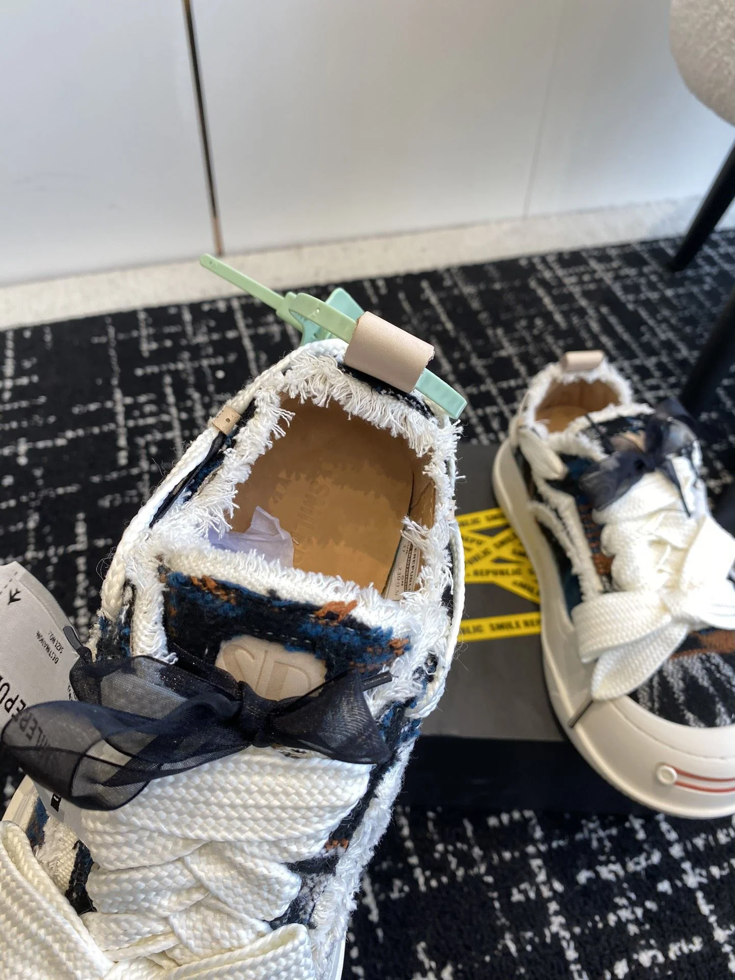 SportInspired Smilerepublic Shoes 7256