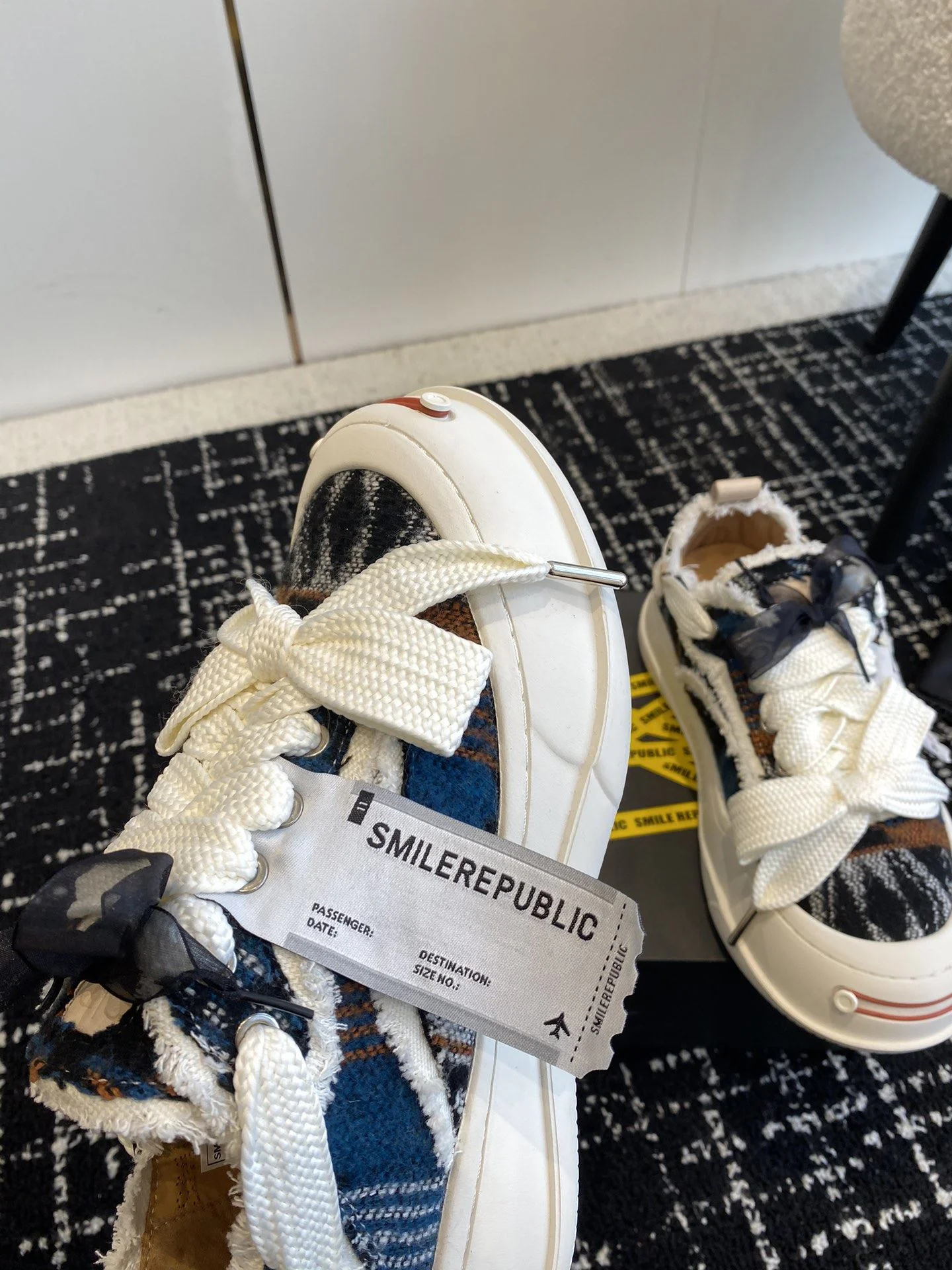 SportInspired Smilerepublic Shoes 7256