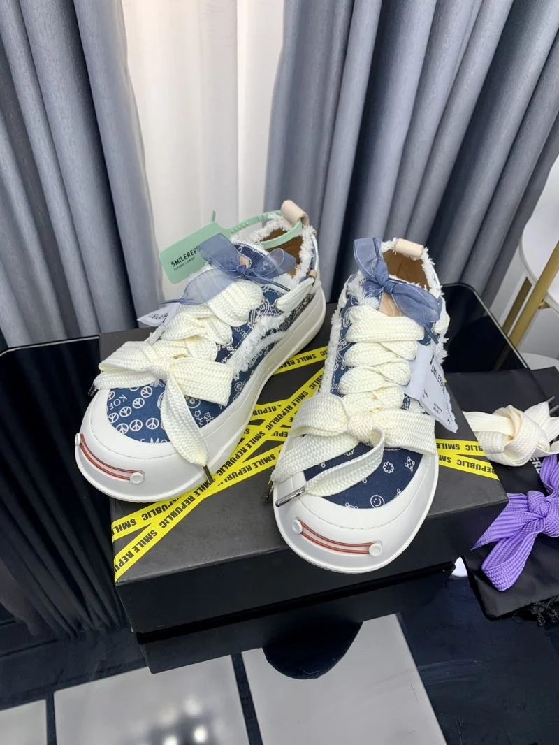 SportInspired Smilerepublic Shoes 8908