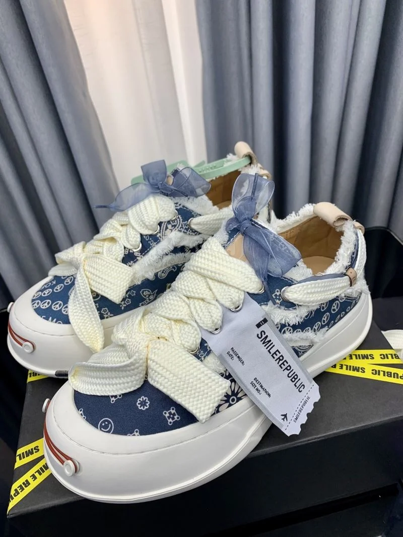 SportInspired Smilerepublic Shoes 8908