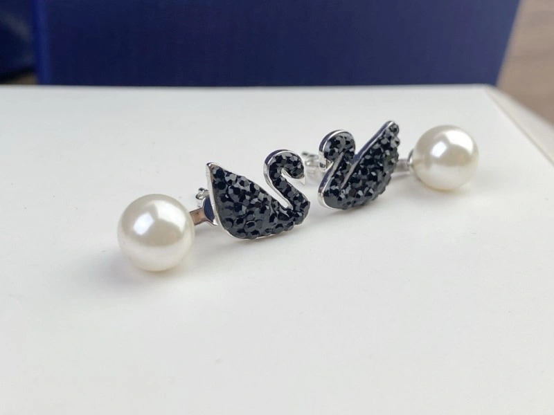 Sophisticated Swarovski Earrings 251818