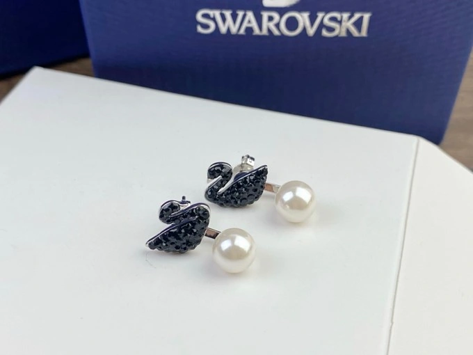 Sophisticated Swarovski Earrings 251818
