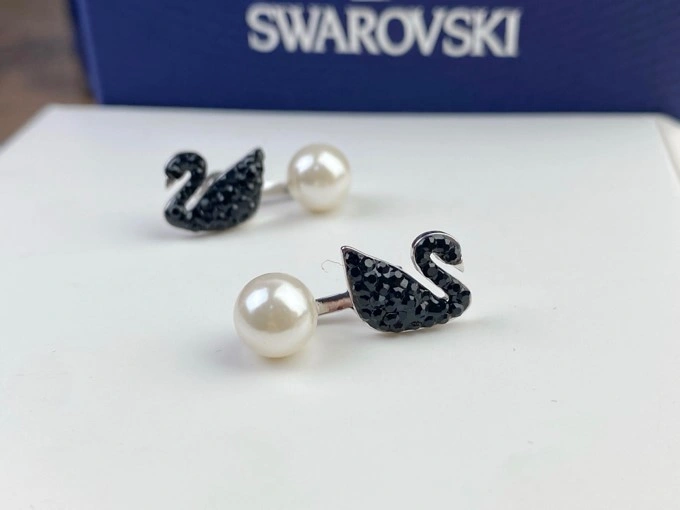 Sophisticated Swarovski Earrings 251818