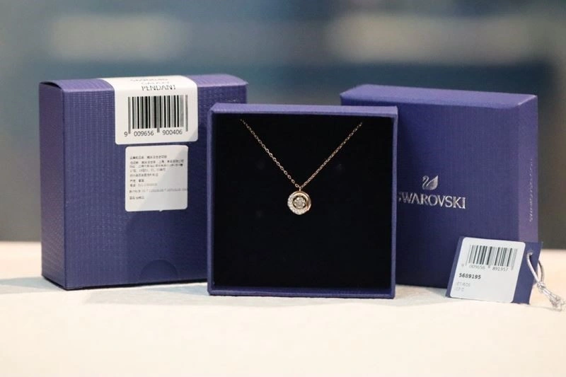 Minimalist Swarovski Necklaces 251871