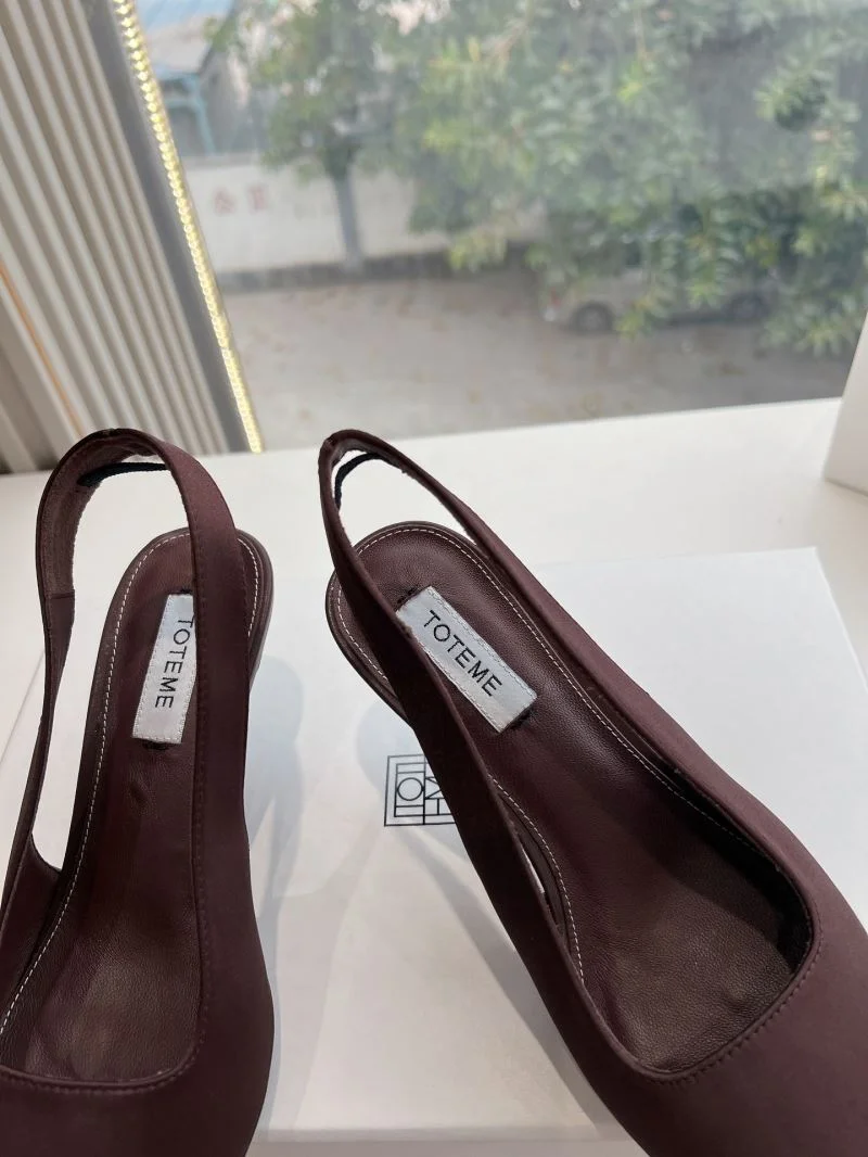 FlexibleFit The Row Sandals 8884