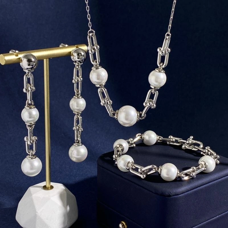 Contemporary Tiffany Necklaces 253740