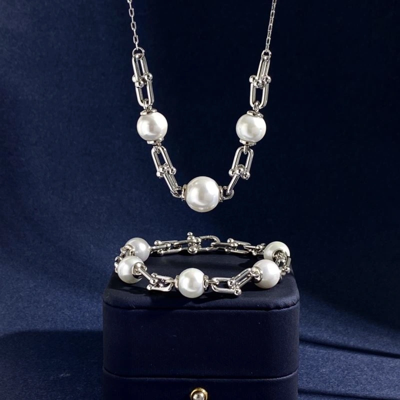 Contemporary Tiffany Necklaces 253740