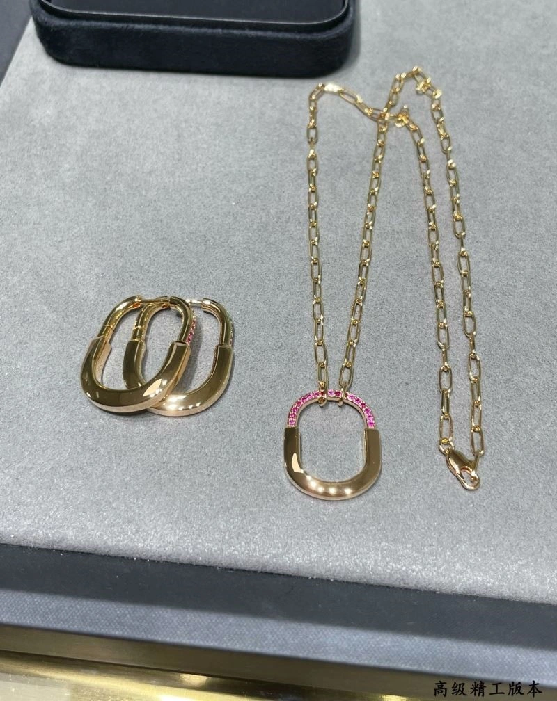 Contemporary Tiffany Necklaces 252848