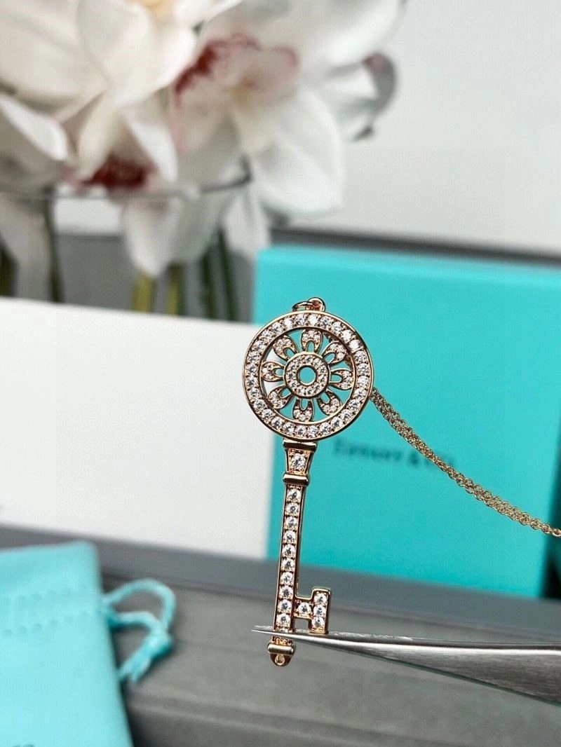 Sleek Tiffany Necklaces 252858
