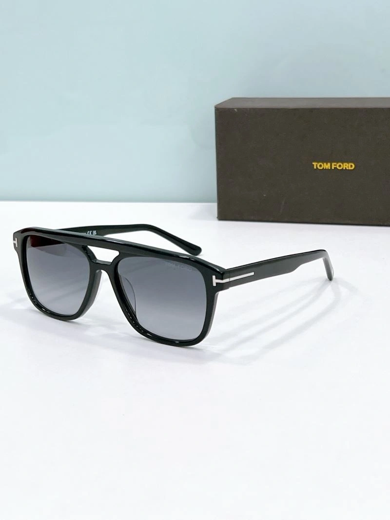 Compact Tom Ford Sunglasses 282408