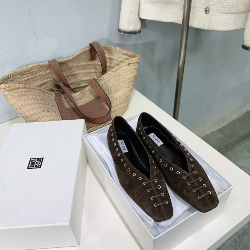 Toteme Shoes Classic 8717