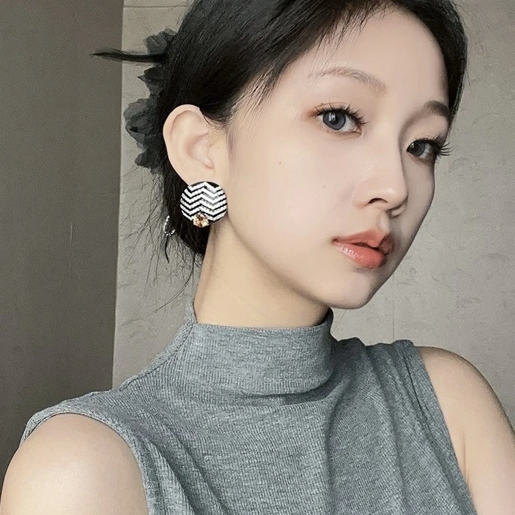 Unclassified Brand Earrings Contemporary 213329
