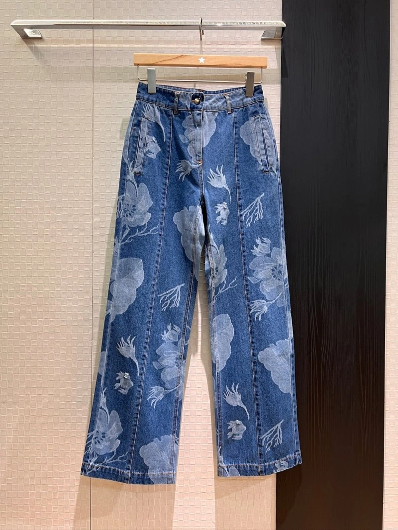 UrbanChic Unclassified Brand Jeans 147651