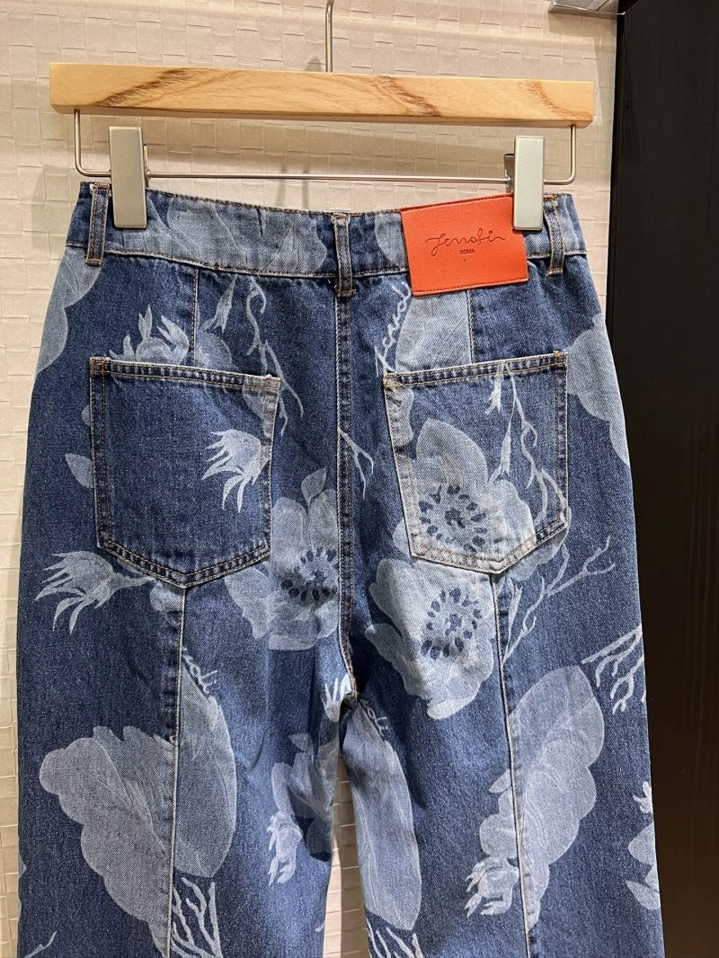 UrbanChic Unclassified Brand Jeans 147651