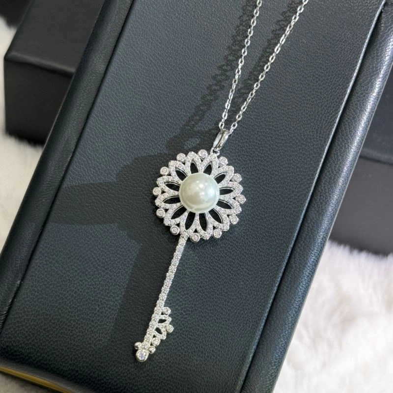 Contemporary Unclassified Brand Necklaces 213697