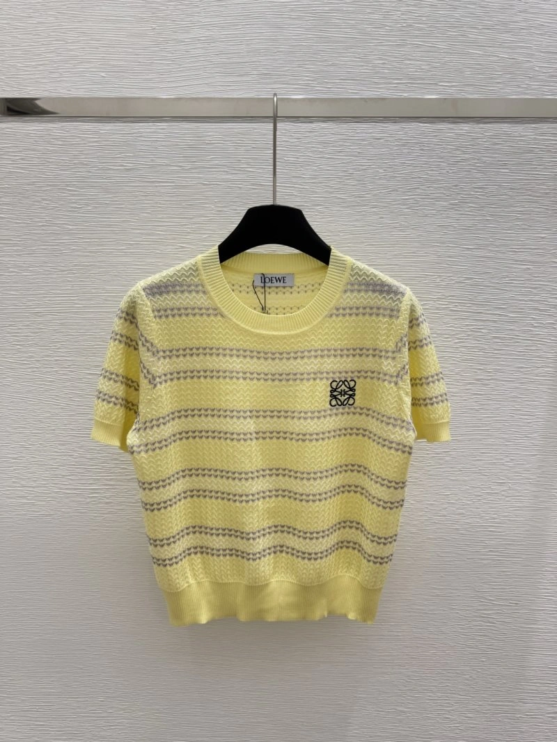 Versatile Unclassified Brand T-Shirts 147236