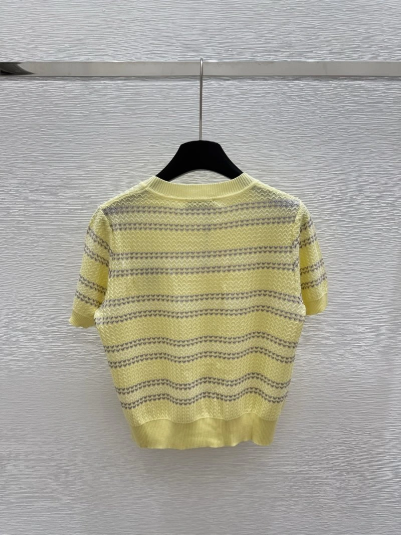 Versatile Unclassified Brand T-Shirts 147236