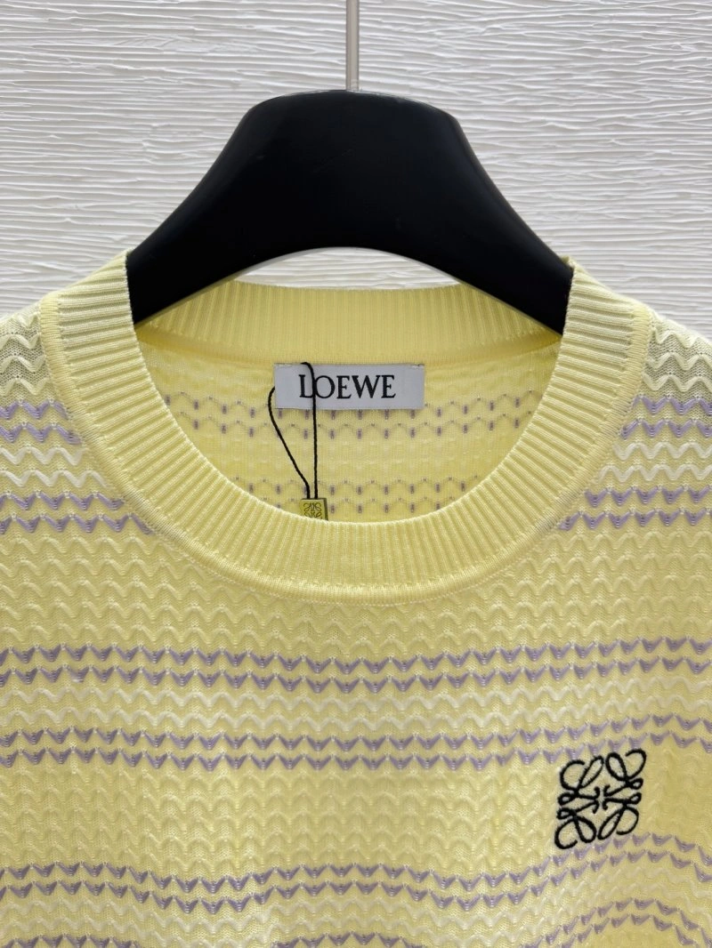 Versatile Unclassified Brand T-Shirts 147236