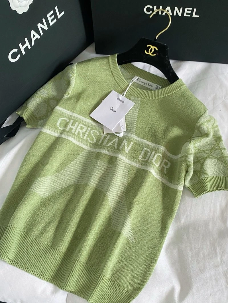 Vibrant Unclassified Brand T-Shirts 147200