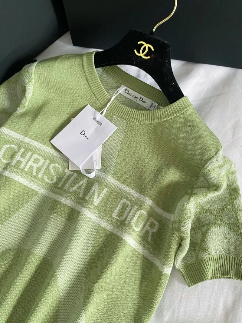 Vibrant Unclassified Brand T-Shirts 147200
