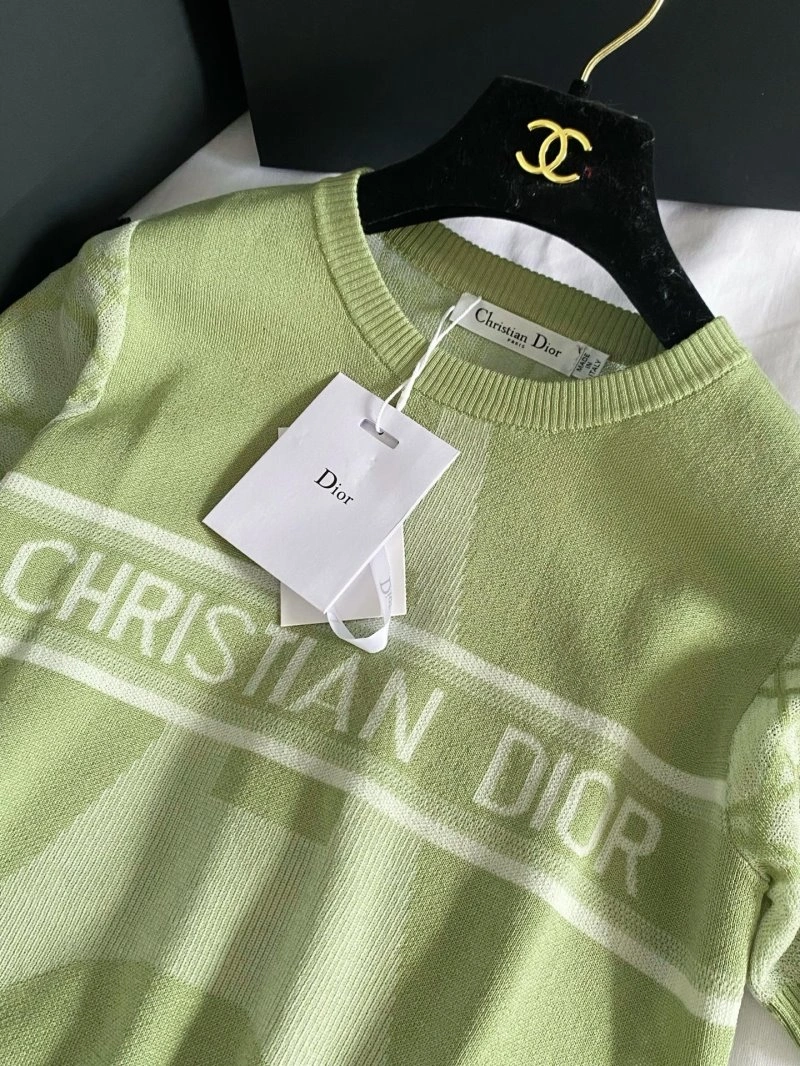 Vibrant Unclassified Brand T-Shirts 147200