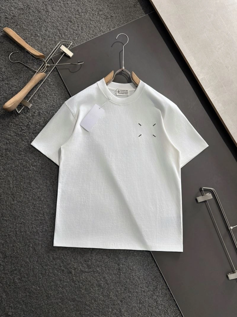 Minimalist Unclassified Brand T-Shirts 160014
