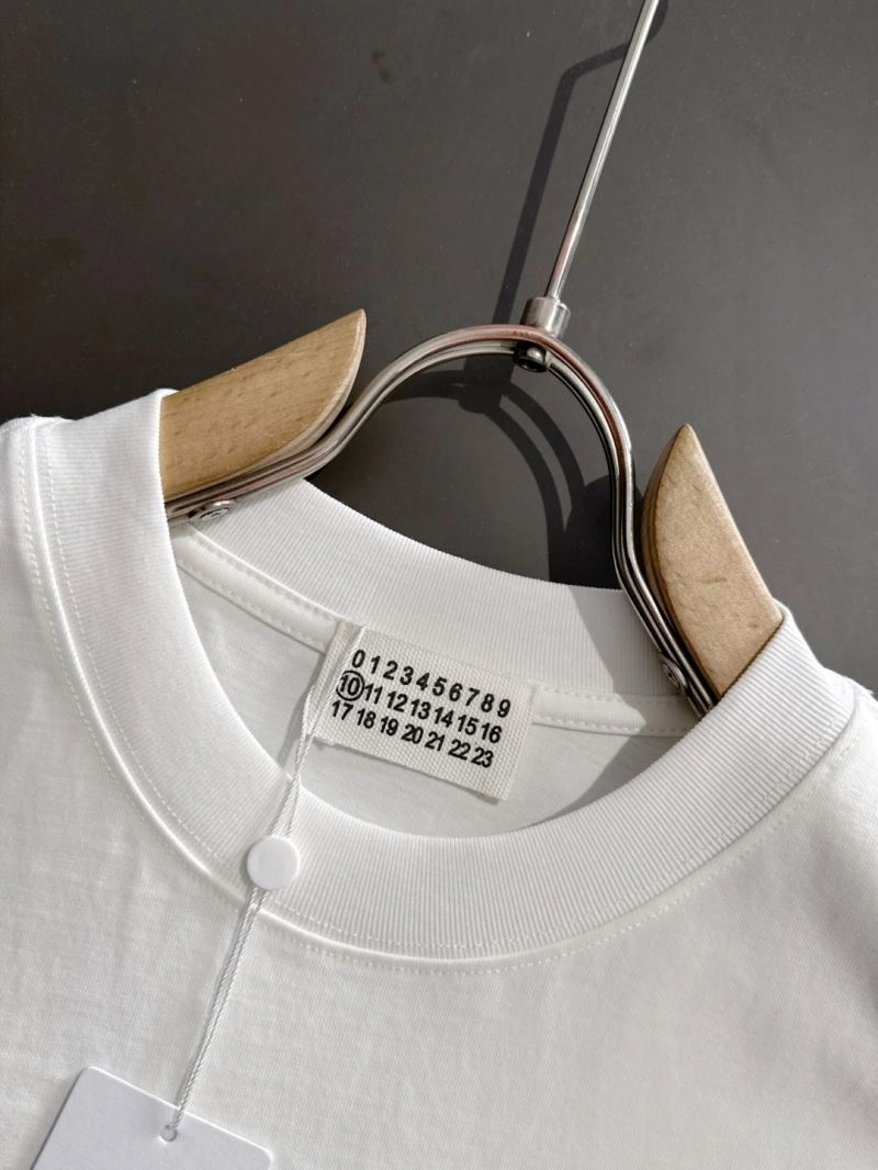 Minimalist Unclassified Brand T-Shirts 160014