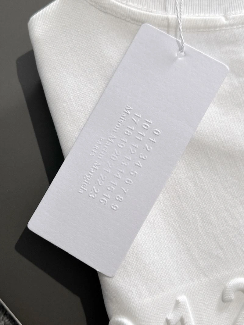 Minimalist Unclassified Brand T-Shirts 160014