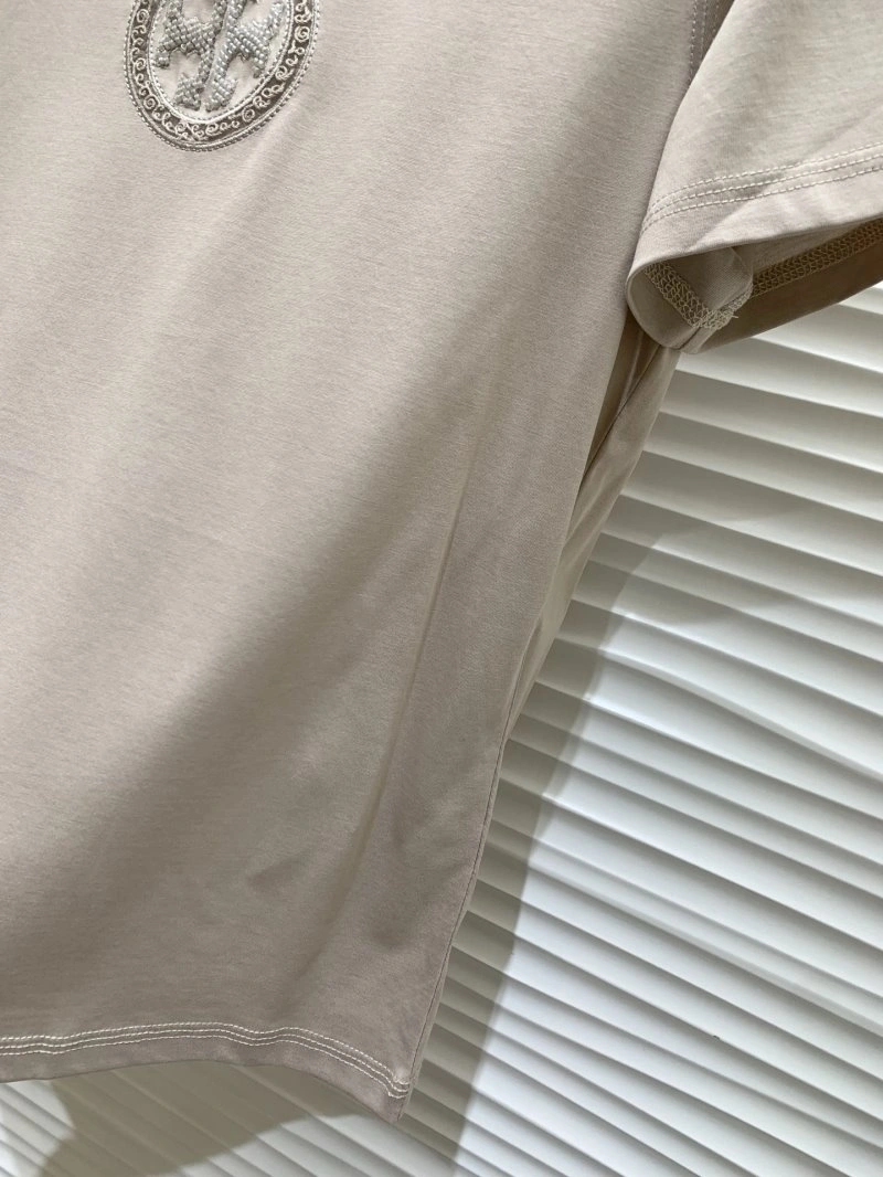 Minimalist Unclassified Brand T-Shirts 153441