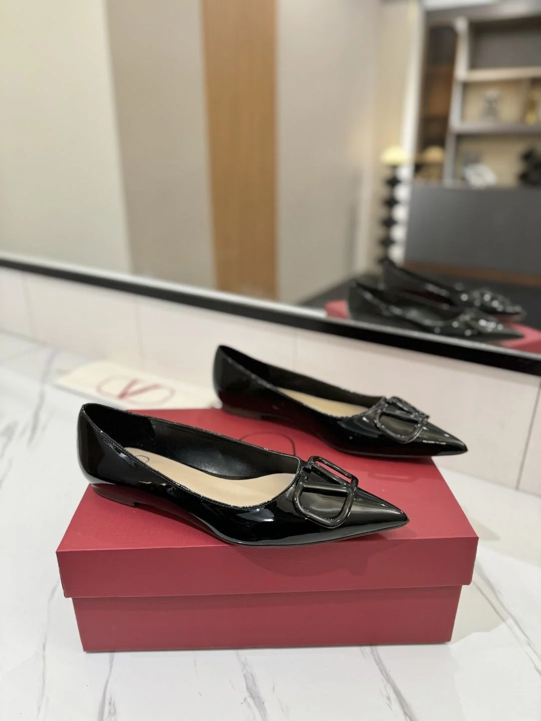 HighPerformance Valentino Flat Shoes 36226