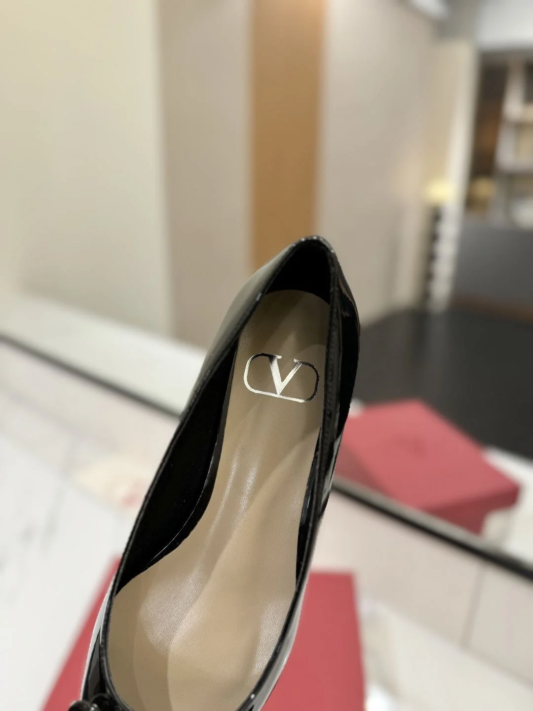 HighPerformance Valentino Flat Shoes 36226