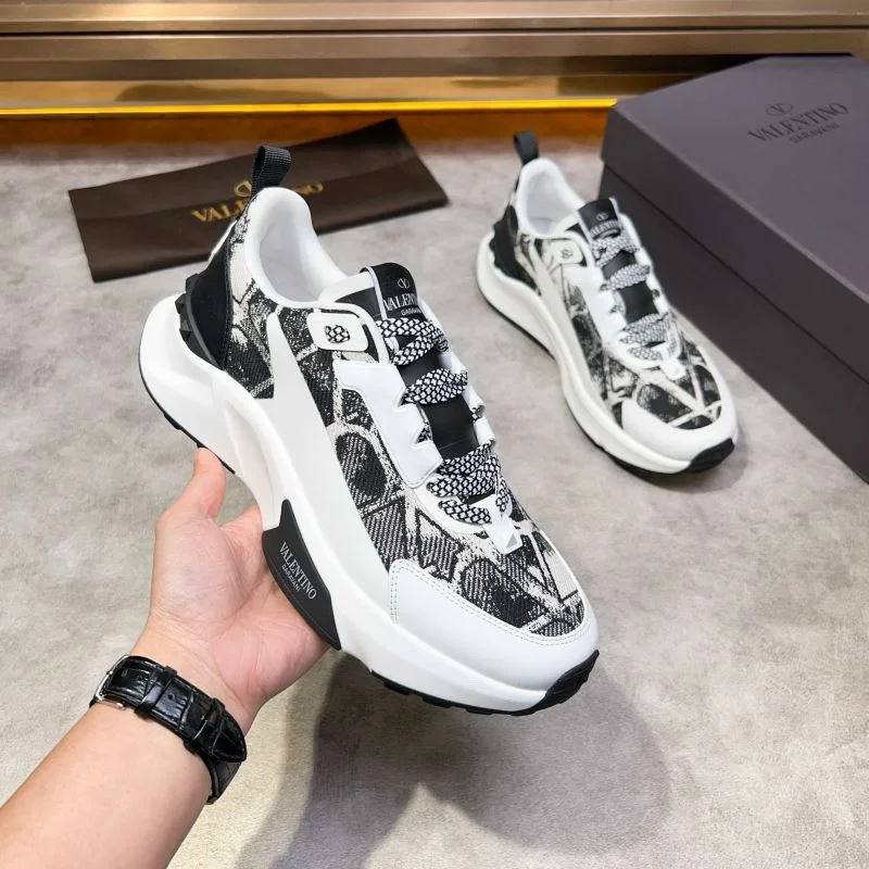 Minimalist Valentino Low Shoes 35812