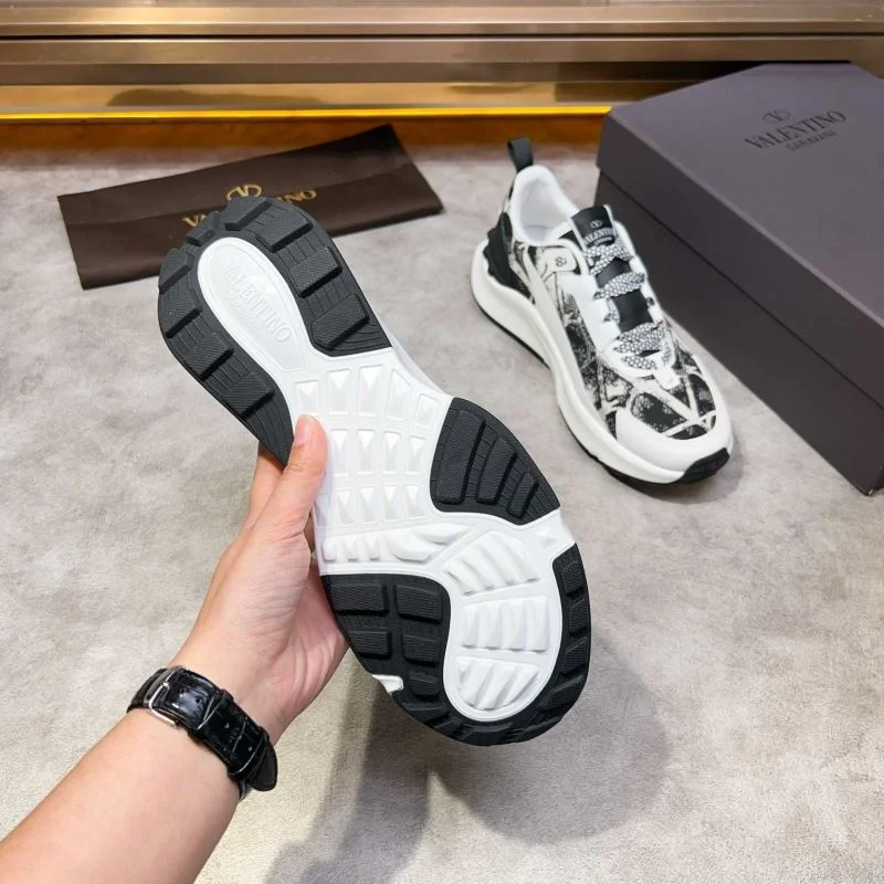 Minimalist Valentino Low Shoes 35812