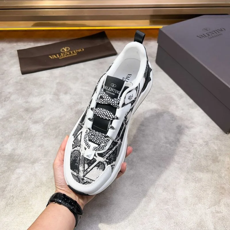 Minimalist Valentino Low Shoes 35812