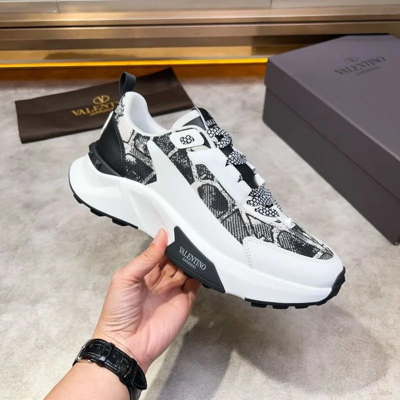 Minimalist Valentino Low Shoes 35812