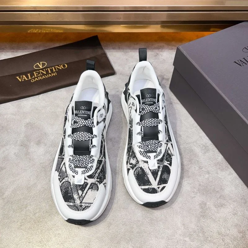 Minimalist Valentino Low Shoes 35812