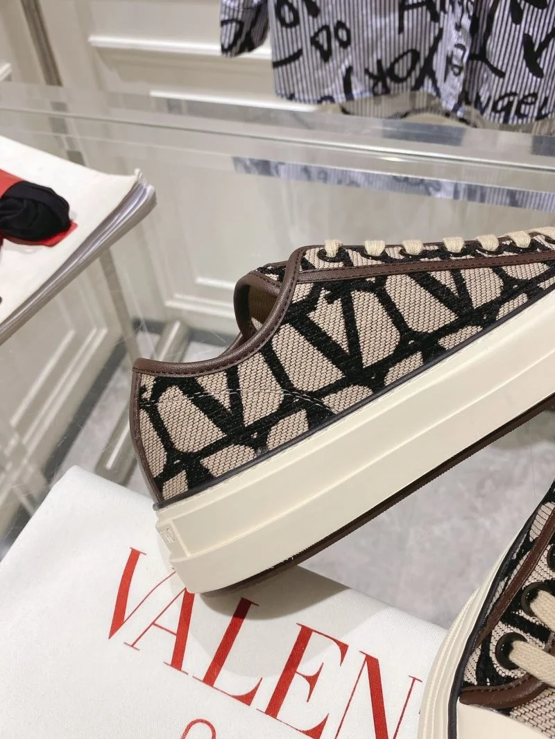 Valentino Low Shoes WaterResistant 36272